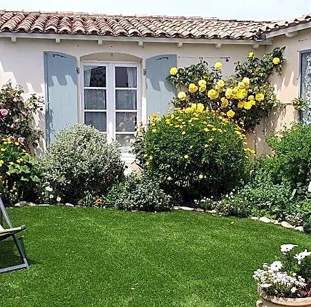 La Passerose 3 Pièces Avec Jardin Au Calme,à 300m De La Plage, Bed & Breakfast La Couarde-sur-Mer