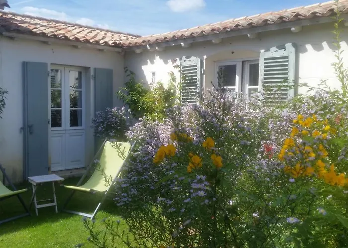 La Passerose 3 Pièces Avec Jardin Au Calme,à 300m De La Plage, Alojamento de Acomodação e Pequeno-almoço La Couarde-sur-Mer